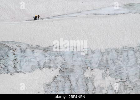 Garmisch Partenkirchen, Deutschland. 25. Juli 2023. Touristen laufen auf den Überresten des Gletschers auf der Zugspitze. Kredit: Peter Kneffel/dpa/Alamy Live News Stockfoto