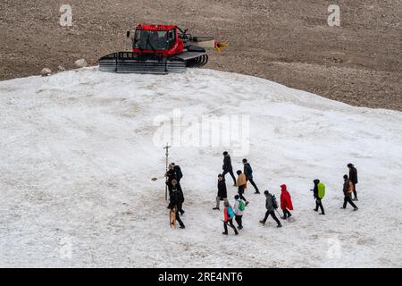 Garmisch Partenkirchen, Deutschland. 25. Juli 2023. Der katholische Priester Florian Hammerl und der protestantische Priester Uli Wilhelm führen eine Prozession für den Zugspitz-Gletscher. Zusätzlich zu Informationen und Gebeten wird der Gletscher gesegnet und ein für den Anlass zusammengestelltes Bergquiem wird mit drei Sängerinnen und einem Windchor Premiere erhalten. Kredit: Peter Kneffel/dpa/Alamy Live News Stockfoto