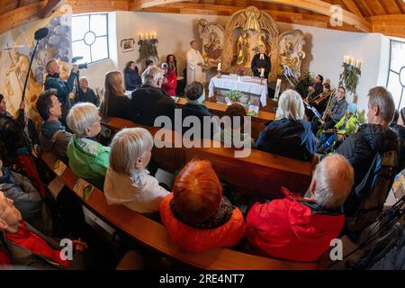 Garmisch Partenkirchen, Deutschland. 25. Juli 2023. Der katholische Priester Florian Hammerl (l) und der protestantische Priester Uli Wilhelm (r) halten in der Mariä Heimsuchung-Kapelle ein ökumenisches Requiem für den Zugspitze-Gletscher. Zusätzlich zu Informationen und Gebeten wird der Gletscher gesegnet und ein für den Anlass zusammengestelltes Bergquiem wird mit drei Sängern und einem Windchor Premiere erhalten. Kredit: Peter Kneffel/dpa/Alamy Live News Stockfoto