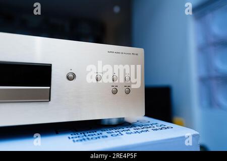 Hamburg, Deutschland - 24. Juli 2023: Funktion, Pause, Wiedergabe, Stopp, Schnellvorlauf- und Rückspultasten auf dem neuen Pioneer PD-50-2 Super Audio cd-Player für HiFi-Musik und Vorsprechen Stockfoto