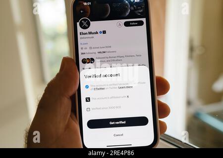 Hamburg, Deutschland - 24. Juli 2023: Verifiziertes Konto von Elon Musk - die X neue Twitter-App auf einem iphone Smartphone Stockfoto