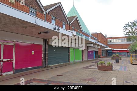 Mehrere Shuttered, Closed und Boarding Shops im Weaver Square Shopping Centre, 35-37, Market St, Northwich, Cheshire, ENGLAND, GROSSBRITANNIEN, CW9 5AY Stockfoto