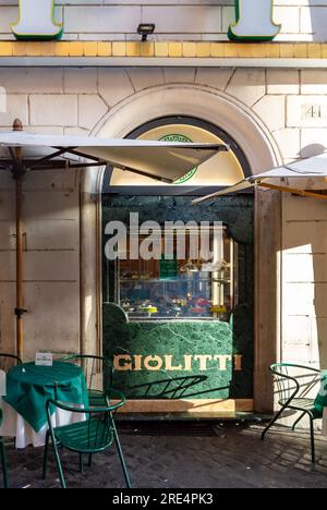 Rom, Latium, Italien, Ein Fenster der berühmten Gelateria Giolitti in Rom. Stockfoto