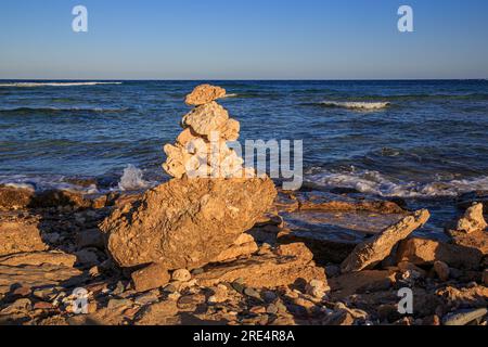 Steinpyramiden am Strand Ägyptens Stockfoto