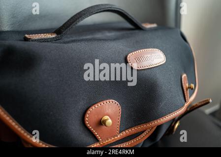 Billingham Hadley Pro Kamera-Schultertasche aus schwarzem Fibrenyte und braunem Leder in Seoul, Südkorea, am 25. Juli 2023 Stockfoto