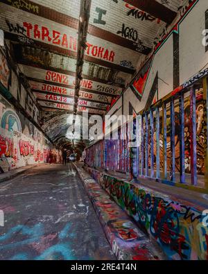 Der Banksy Tunnel, Autorisiertes Graffiti-Gebiet (Leake St. Tunnel oder Leake Street Arches) legaler Graffiti-Veranstaltungsort unter dem Waterloo Bahnhof. Stockfoto