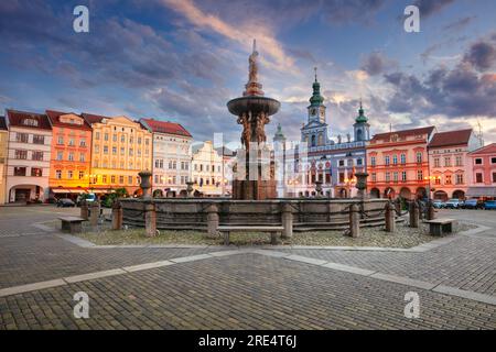 Ceske Budejovice, Tschechische Republik. Stadtbild der Innenstadt von Ceske Budejovice, Tschechische Republik mit Platz Premysl Otakar II und Samson-Brunnen in Su Stockfoto