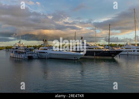 Viti Levu, Fidschi: 29. Mai 2023: Im Hafen von Denarau vor Anker liegende Boote. Viti Levu. Fidschi Stockfoto