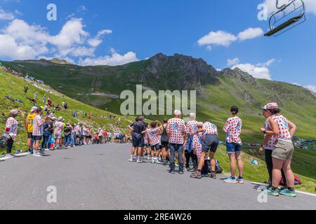 Col du Tourmalet, Frankreich - Juli 06 2023: Radsportfans warten auf das buch auf dem Gipfel des Col du Tourmalet in den Pyerenees während der Bühne Stockfoto