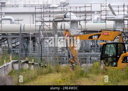 25. Juli 2023, Mecklenburg-Vorpommern, Lubmin: Blick auf Rohrsysteme und Absperrvorrichtungen am Gasdrehkreuz der Gascade Gastransport GmbH in Lubmin, Westpommern. Am selben Tag werden im Bergbaubüro in Stralsund Akten über die Beteiligung der Öffentlichkeit an der neuen Verbindungsleitung ausgestellt. Die nun veröffentlichten Pläne beziehen sich auf den zweiten, ca. 24 km langen Abschnitt des Sees von Mukran bis zur Höhe von Göhren östlich der Insel Rügen. Auf Initiative der deutschen Regierung sollen im Hafen von Mukran in der zwei Spezialschiffe zur Anlandung von LNG stationiert werden Stockfoto