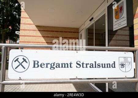 25. Juli 2023, Mecklenburg-Vorpommern, Stralsund: Ein Schild steht vor dem Bergbauamt Stralsund. Akten über das Verfahren der Beteiligung der Öffentlichkeit an der neuen Verbindungsleitung im Bergbaubüro von Stralsund. Die nun veröffentlichten Pläne beziehen sich auf den zweiten, ca. 24 km langen Abschnitt des Sees von Mukran bis zur Höhe von Göhren östlich der Insel Rügen. Auf Initiative der deutschen Regierung sollen im Hafen von Mukran im Norden von Rügen zwei Spezialschiffe zur Anlandung von LNG stationiert werden. Zu diesem Zweck soll eine rund 50 km lange Verbindungsleitung b sein Stockfoto