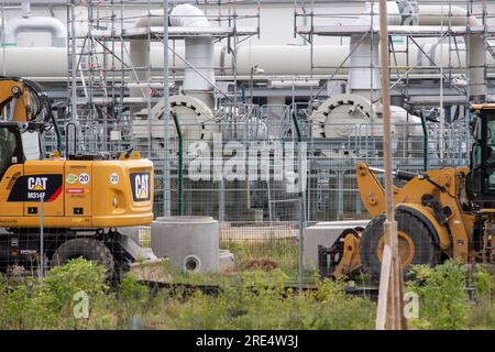 25. Juli 2023, Mecklenburg-Vorpommern, Lubmin: Blick auf Rohrsysteme und Absperrvorrichtungen am Gasdrehkreuz der Gascade Gastransport GmbH in Lubmin, Westpommern. Am selben Tag werden im Bergbaubüro in Stralsund Akten über die Beteiligung der Öffentlichkeit an der neuen Verbindungsleitung ausgestellt. Die nun veröffentlichten Pläne beziehen sich auf den zweiten, ca. 24 km langen Abschnitt des Sees von Mukran bis zur Höhe von Göhren östlich der Insel Rügen. Auf Initiative der deutschen Regierung sollen im Hafen von Mukran in der zwei Spezialschiffe zur Anlandung von LNG stationiert werden Stockfoto