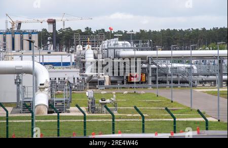 25. Juli 2023, Mecklenburg-Vorpommern, Lubmin: Blick auf Rohrsysteme und Absperrvorrichtungen am Gasdrehkreuz der Gascade Gastransport GmbH in Lubmin, Westpommern. Am selben Tag werden im Bergbaubüro in Stralsund Akten über die Beteiligung der Öffentlichkeit an der neuen Verbindungsleitung ausgestellt. Die nun veröffentlichten Pläne beziehen sich auf den zweiten, ca. 24 km langen Abschnitt des Sees von Mukran bis zur Höhe von Göhren östlich der Insel Rügen. Auf Initiative der deutschen Regierung sollen im Hafen von Mukran in der zwei Spezialschiffe zur Anlandung von LNG stationiert werden Stockfoto