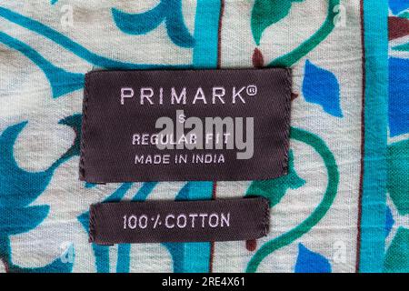 Primark 100 % Baumwolletikett in Hemdbekleidung hergestellt in Indien Stockfoto