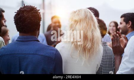 Multiethnische Geschäftsleute bei einer Besprechung in einem Konferenzraum Stockfoto