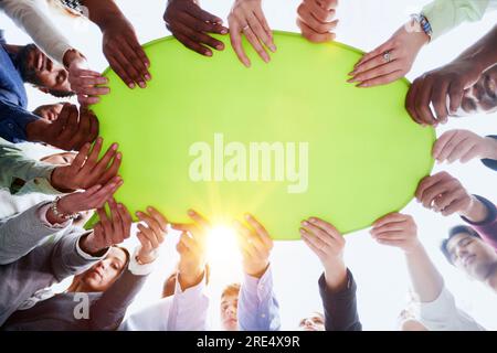 Multinationale Geschäftsleute, die Vorträge halten, schließen sich zusammen Stockfoto