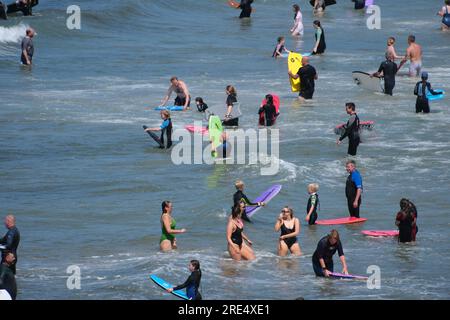 Polzeath, Cornwall, Großbritannien. 25. Juli 2023 Wetter in Großbritannien. Mit einer Meeresbrise und einer Temperatur von 21 Grad C war es heute ein angenehmer Nachmittag an einem geschäftigen Strand in Polzunder in North Cornwall. Credit Simon Mayock / Alamy Live News. Stockfoto