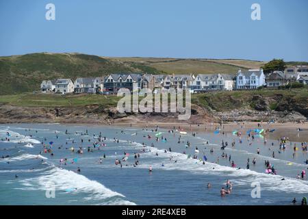 Polzeath, Cornwall, Großbritannien. 25. Juli 2023 Wetter in Großbritannien. Mit einer Meeresbrise und einer Temperatur von 21 Grad C war es heute ein angenehmer Nachmittag an einem geschäftigen Strand in Polzunder in North Cornwall. Credit Simon Mayock / Alamy Live News. Stockfoto