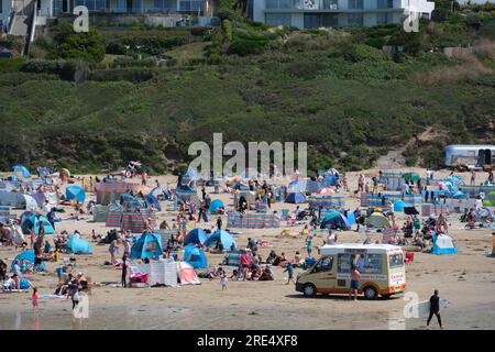 Polzeath, Cornwall, Großbritannien. 25. Juli 2023 Wetter in Großbritannien. Mit einer Meeresbrise und einer Temperatur von 21 Grad C war es heute ein angenehmer Nachmittag an einem geschäftigen Strand in Polzunder in North Cornwall. Credit Simon Mayock / Alamy Live News. Stockfoto