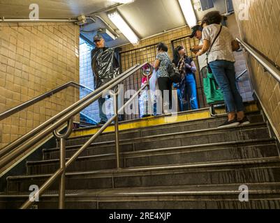 U-Bahn-Fahrer am Ausgang der Station West 23. St warten darauf, dass der sintflutartige Regen nachlässt, am Dienstag, den 18. Juli 2023. (© Richard B. Levine) Stockfoto