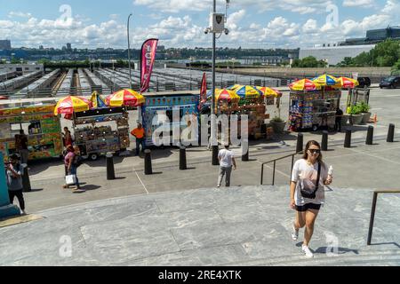 New York NY USA – 21. Juli 2023 Lebensmittelverkäufer bei Hudson Yards in New York Stockfoto
