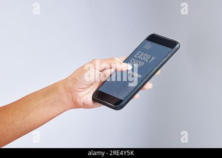 Hand-, Telefon- und Online-Shopping-App im Studio mit Suchfunktion, Bildlauf und Klicken zur Auswahl auf weißem Hintergrund. Person, Smartphone und Website für Stockfoto