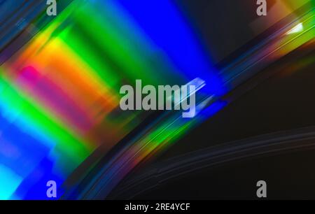 Farbenfrohes Lichtmuster in Regenbogenfarben über dunkler Wand, abstraktes Hintergrundfoto Stockfoto