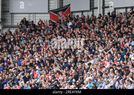 Warrington, England - 22. Juli 2023 - St. Helens-Fans. Halbfinale Des Challenge Cup, St. Helens gegen York Valkyrie im Halliwell Jones Stadium, Warrington, Großbritannien Stockfoto