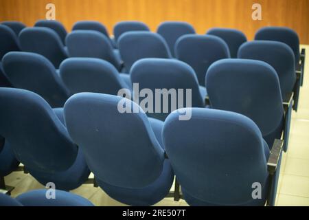 Blaue Sitze im Flur. Sitzreihen. Kinodetails. Plätze für Zuschauer. Stockfoto