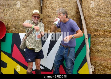 Zwei Männer auf einem Fest trinken Bier. Stockfoto