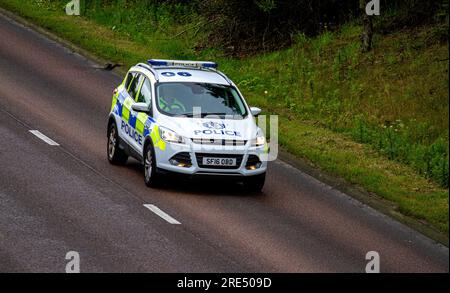 Dundee, Tayside, Schottland, Großbritannien. 2. Juli 2023. Dundee erlebt eine Kombination aus hellem und bewölktem Himmel, mit häufigen Regenschauern und Höhen von 20 °C. Polizei Schottland Officers, die auf Notrufe reagieren 999 Reisen entlang Dundees Kingsway West Dual-Autobahn. Dundee hat Schottlands höchste Kriminalitätsrate und übertrifft Glasgow. Kredit: Dundee Photographics/Alamy Live News Stockfoto