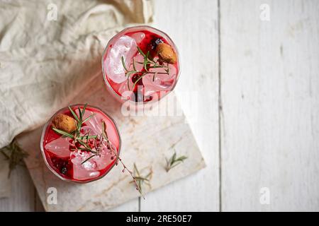Erfrischendes kaltes Sommergetränk, Pink Rose Cocktail oder Mocktail, selektiver Fokus Stockfoto