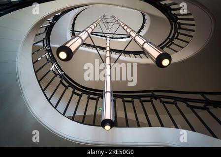 Die Doppel-Helix-Treppe, die einzige verbleibende Überreste des ehemaligen Maisbörsengebäudes aus dem 18. Jahrhundert, Bourse de Commerce - Pinault Collection, ein Exhi Stockfoto