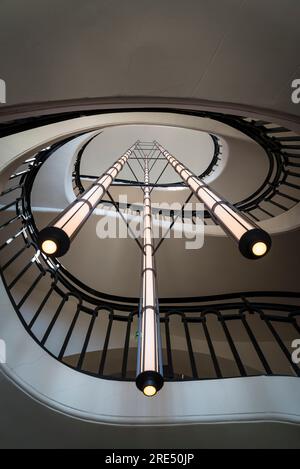 Die Doppel-Helix-Treppe, die einzige verbleibende Überreste des ehemaligen Maisbörsengebäudes aus dem 18. Jahrhundert, Bourse de Commerce - Pinault Collection, ein Exhi Stockfoto