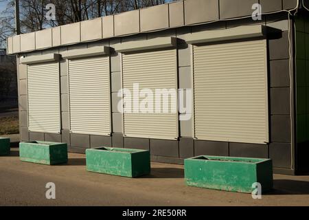 Bürogebäude mit Fensterläden. Kleiner Laden. Modernes Gebäude. Stockfoto