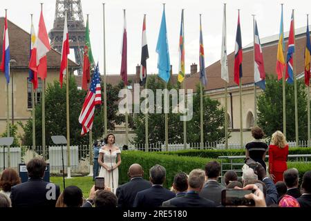 25. Juli 2023, Frankreich, Paris: Jill Biden (r), First Lady der USA, und Audrey Azoulay (2. von rechts), Generaldirektor der UNESCO, nehmen an einer Zeremonie Teil, bei der die Rückkehr der USA in die UN-Kulturorganisation im UNESCO-Hauptsitz begangen wird. Die US-Flagge wird am Hauptsitz der UN-Organisation in Paris gehisst, um den Wiedereintritt der USA in die Weltkulturorganisation UNESCO zu markieren. Foto: Rachel Boßmeyer/dpa Stockfoto