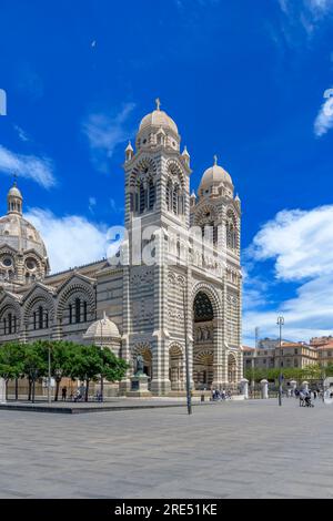 Neu renovierte Kathedrale von Marseille - Cathédrale La Major. Erbaut im römisch-byzantinischen Revival-Stil mit markanten Streifen aus verschiedenen Farben Stockfoto