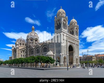 Neu renovierte Kathedrale von Marseille - Cathédrale La Major. Erbaut im römisch-byzantinischen Revival-Stil mit markanten Streifen aus verschiedenen Farben Stockfoto