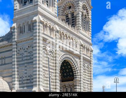 Neu renovierte Kathedrale von Marseille - Cathédrale La Major. Erbaut im römisch-byzantinischen Revival-Stil mit markanten Streifen aus verschiedenen Farben Stockfoto