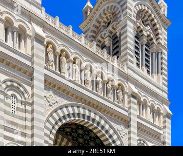 Neu renovierte Kathedrale von Marseille - Cathédrale La Major. Erbaut im römisch-byzantinischen Revival-Stil mit markanten Streifen aus verschiedenen Farben Stockfoto