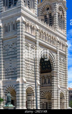 Neu renovierte Kathedrale von Marseille - Cathédrale La Major. Erbaut im römisch-byzantinischen Revival-Stil mit markanten Streifen aus verschiedenen Farben Stockfoto