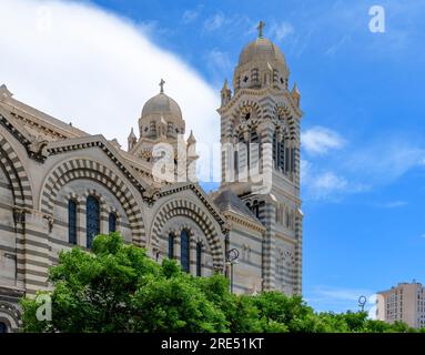 Neu renovierte Kathedrale von Marseille - Cathédrale La Major. Erbaut im römisch-byzantinischen Revival-Stil mit markanten Streifen aus verschiedenen Farben Stockfoto