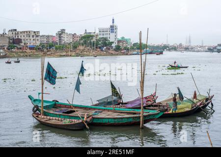 22. Juni 2023, Dhaka, Dhaka, Bangladesch: Der Burigangais ein kleiner Fluss von 27 km, der durch den Süden und Westen der Stadt Dhaka fließt. Dieser Fluss verbindet Dhaka über andere Kanäle, Torten der Bengalen und darüber hinaus, und dieser Faktor war ein wichtiger Faktor, um Dhaka als Hauptstadt von Bengal von den Mogulen zu wählen. Sie stammt von den Dhaleswari in Kalatia und wird mit dem Turag in Kamrangir Char verbunden. Der Hafen am Fluss Dhaka ist der geschäftigste Flusshafen des Landes. Jeden Tag um die 200large und kleine Motorschiffe und Hunderte von Booten transportieren fast about30.000 Passagiere und gewerbliche Güter von und nach Stockfoto