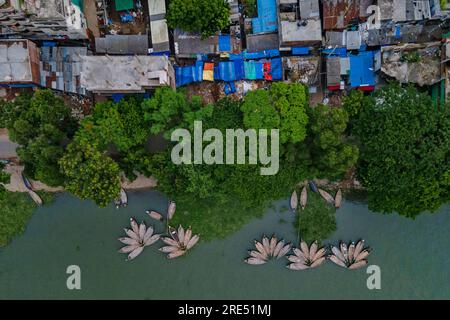 22. Juni 2023, Dhaka, Dhaka, Bangladesch: Der Burigangais ein kleiner Fluss von 27 km, der durch den Süden und Westen der Stadt Dhaka fließt. Dieser Fluss verbindet Dhaka über andere Kanäle, Torten der Bengalen und darüber hinaus, und dieser Faktor war ein wichtiger Faktor, um Dhaka als Hauptstadt von Bengal von den Mogulen zu wählen. Sie stammt von den Dhaleswari in Kalatia und wird mit dem Turag in Kamrangir Char verbunden. Der Hafen am Fluss Dhaka ist der geschäftigste Flusshafen des Landes. Jeden Tag um die 200large und kleine Motorschiffe und Hunderte von Booten transportieren fast about30.000 Passagiere und gewerbliche Güter von und nach Stockfoto