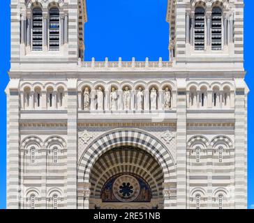 Neu renovierte Kathedrale von Marseille - Cathédrale La Major. Erbaut im römisch-byzantinischen Revival-Stil mit markanten Streifen aus verschiedenen Farben Stockfoto