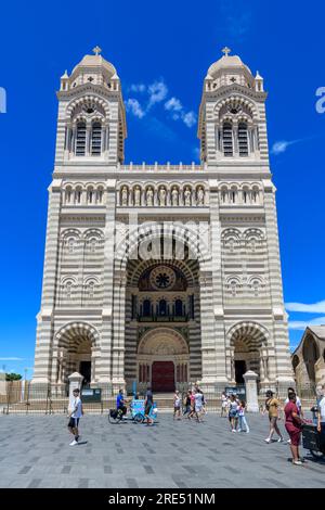 Neu renovierte Kathedrale von Marseille - Cathédrale La Major. Erbaut im römisch-byzantinischen Revival-Stil mit markanten Streifen aus verschiedenen Farben Stockfoto