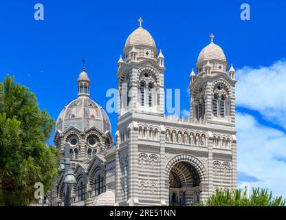 Neu renovierte Kathedrale von Marseille - Cathédrale La Major. Erbaut im römisch-byzantinischen Revival-Stil mit markanten Streifen aus verschiedenen Farben Stockfoto