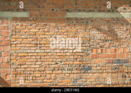 Backsteinmauer. Roter Ziegel. Wanddetails. Altes Gebäude. Stockfoto