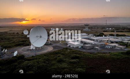 GOONHILLY SATELLITEN-BODENSTATION, CORNWALL, GROSSBRITANNIEN - 2. JULI 2023. Luftaufnahme einer Satellitenschüssel an der Goonhilly Satellite Earth Station in Cornwall Stockfoto