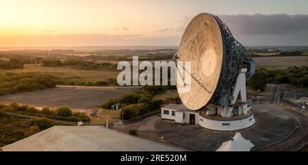 GOONHILLY SATELLITEN-BODENSTATION, CORNWALL, GROSSBRITANNIEN - 2. JULI 2023. Luftaufnahme einer Satellitenschüssel an der Goonhilly Satellite Earth Station in Cornwall Stockfoto